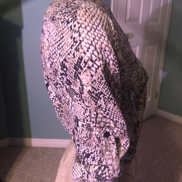 Danier Leather cream suede A line skirt with scalloped hem and cutout pattern - Picture 4 of 9